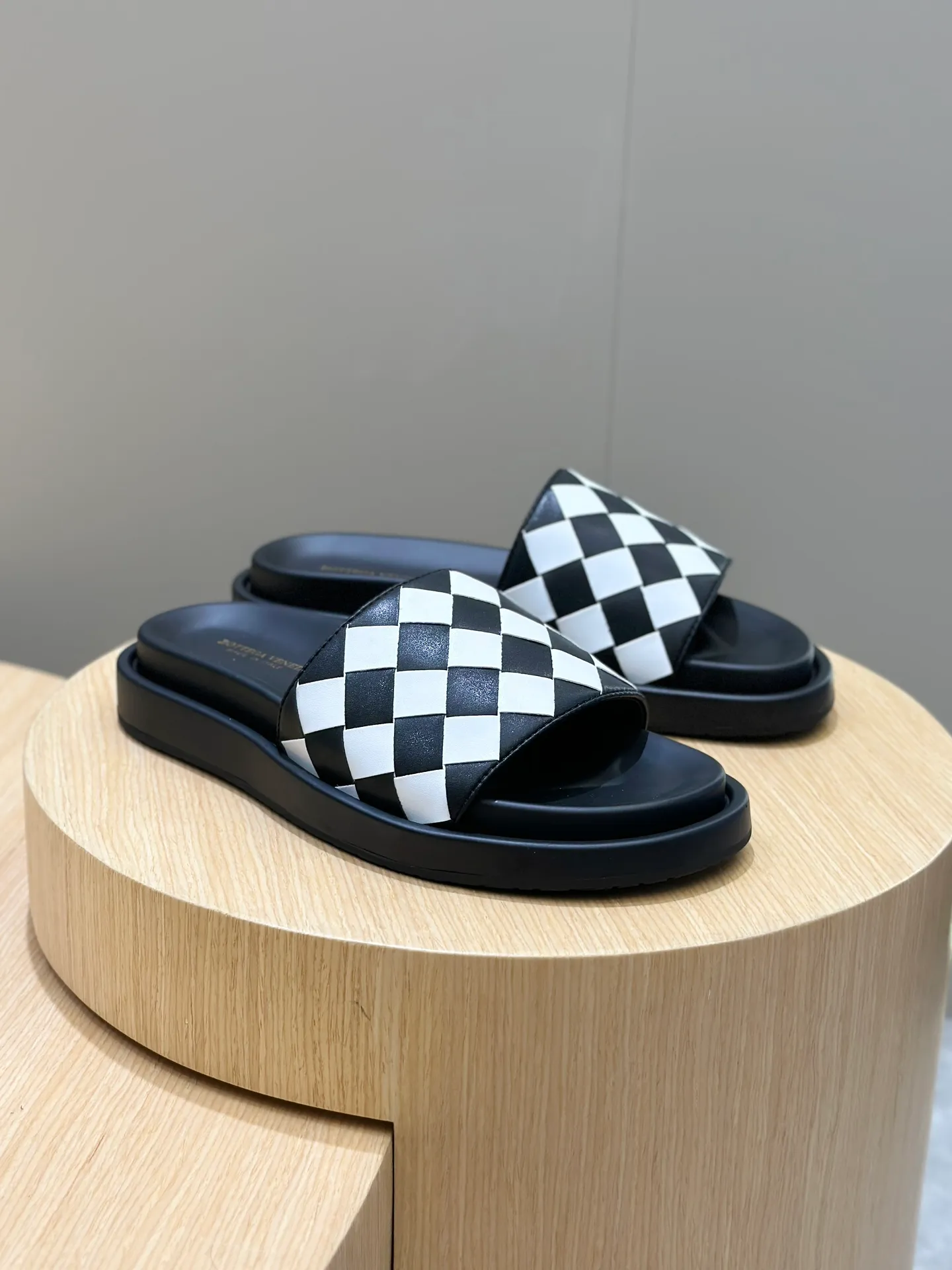 Factory price: 360💰BV hand-woven men's slippers and sandals - suitable for walking. It still emphasizes minimalism and practical wearability, but is full of vivid artistry. Super classic, luxurious and comfortable, imported cowhide + cowhide lining + lightweight outsole Size: 39-44 (customized at 38.45)